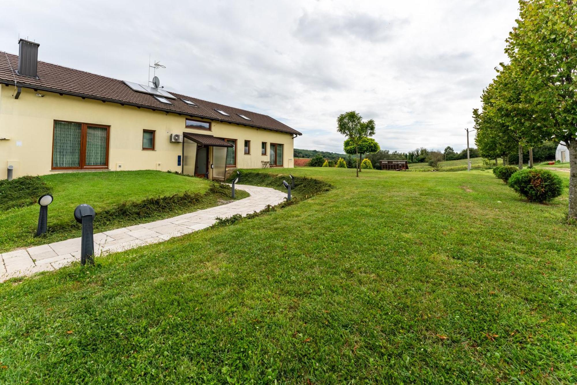 Bed&Breakfast Vinarija Coner Bjelovar Bagian luar foto