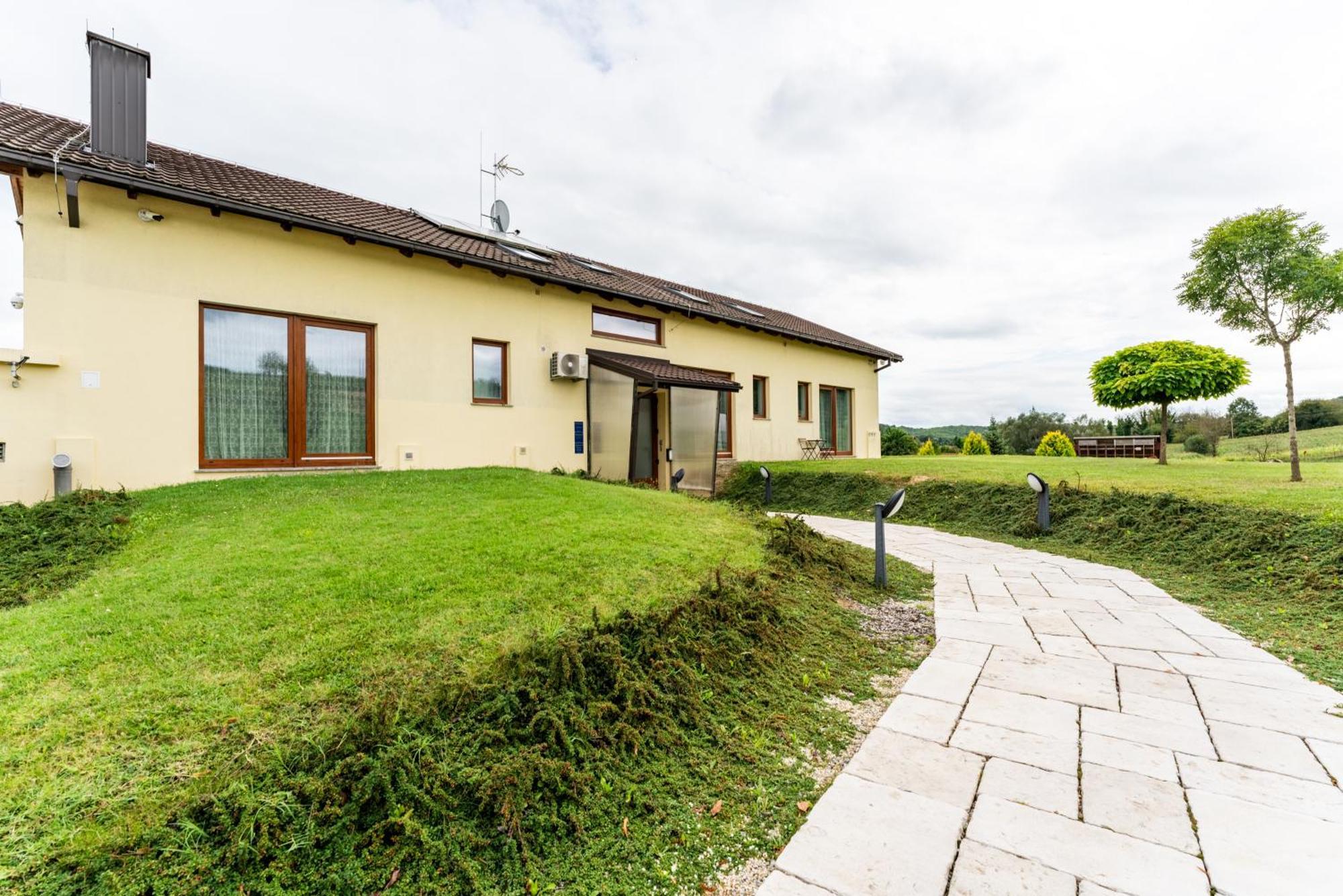 Bed&Breakfast Vinarija Coner Bjelovar Bagian luar foto